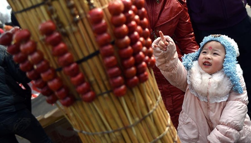 Spring Festival around corner, people busy with preparing "nianhuo"