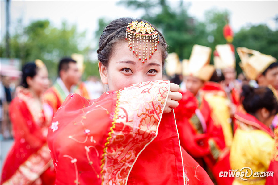 77 couples hold traditional wedding in Xi'an