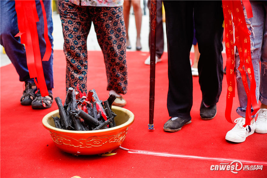 77 couples hold traditional wedding in Xi'an