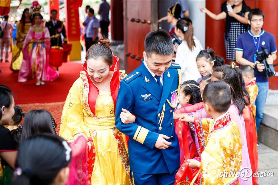 77 couples hold traditional wedding in Xi'an
