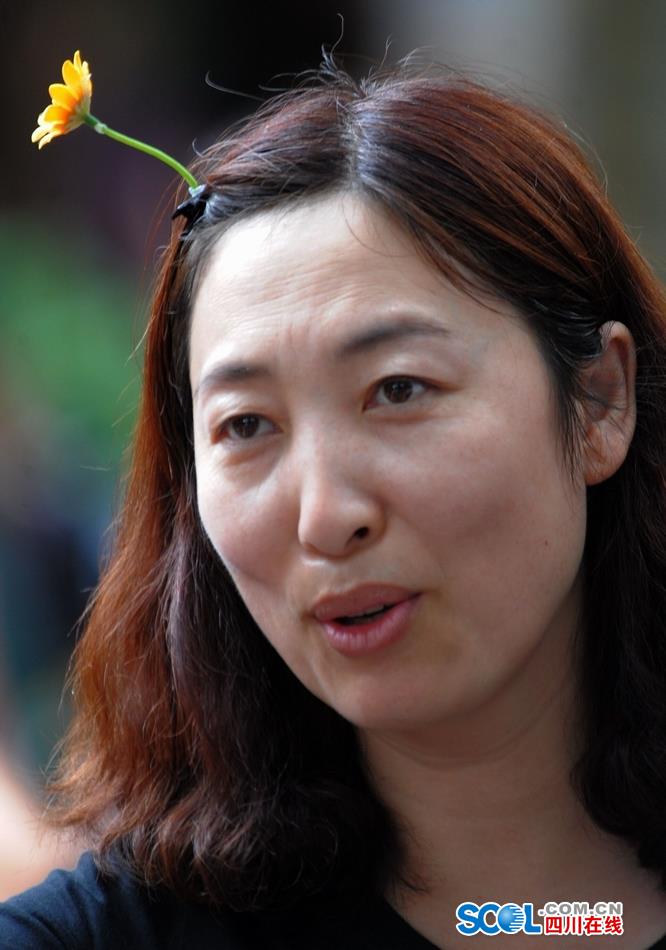 Look！Bean sprouts flowers grow on head