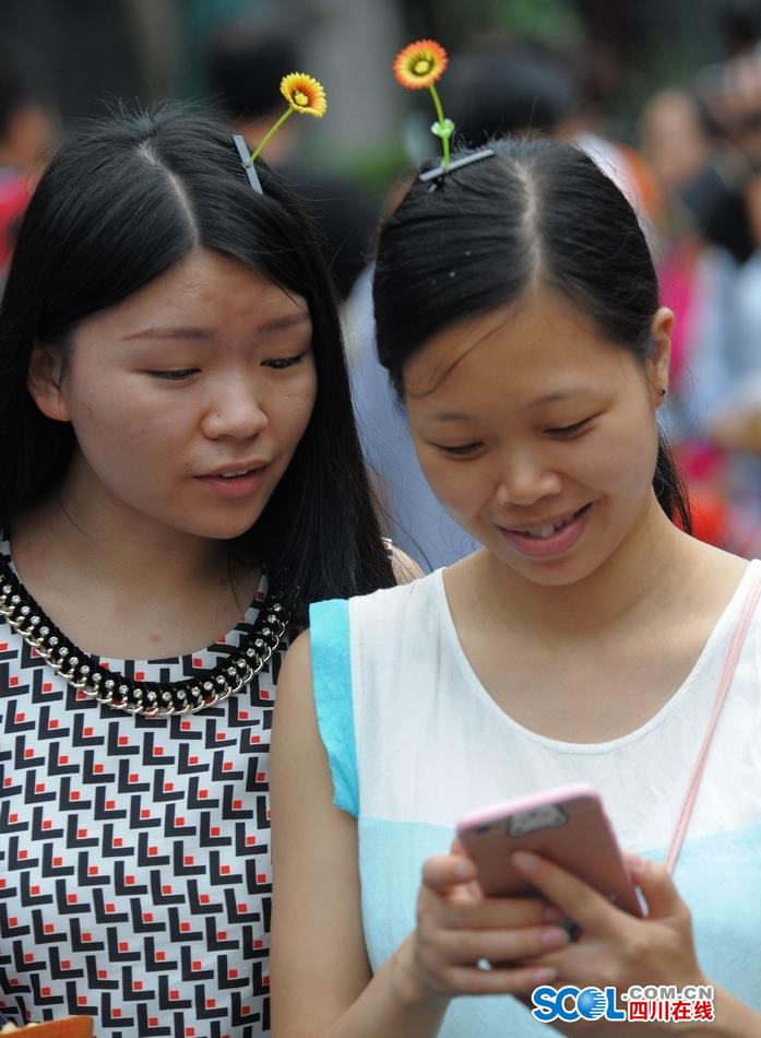 Look！Bean sprouts flowers grow on head