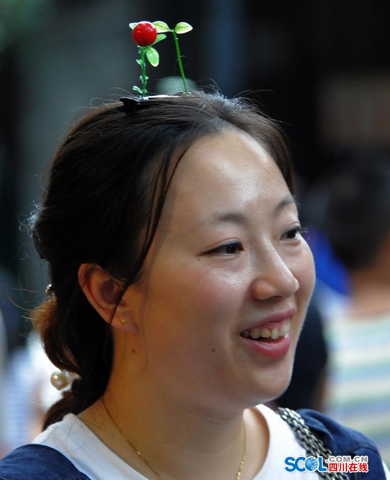 Look！Bean sprouts flowers grow on head