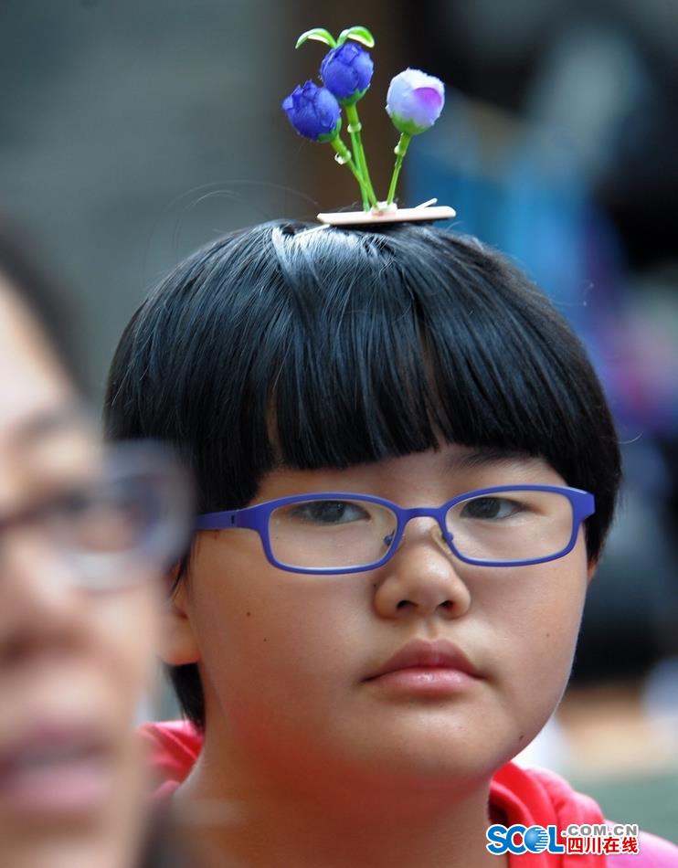 Look！Bean sprouts flowers grow on head