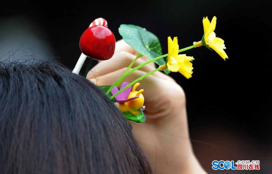 Look！Bean sprouts flowers grow on head