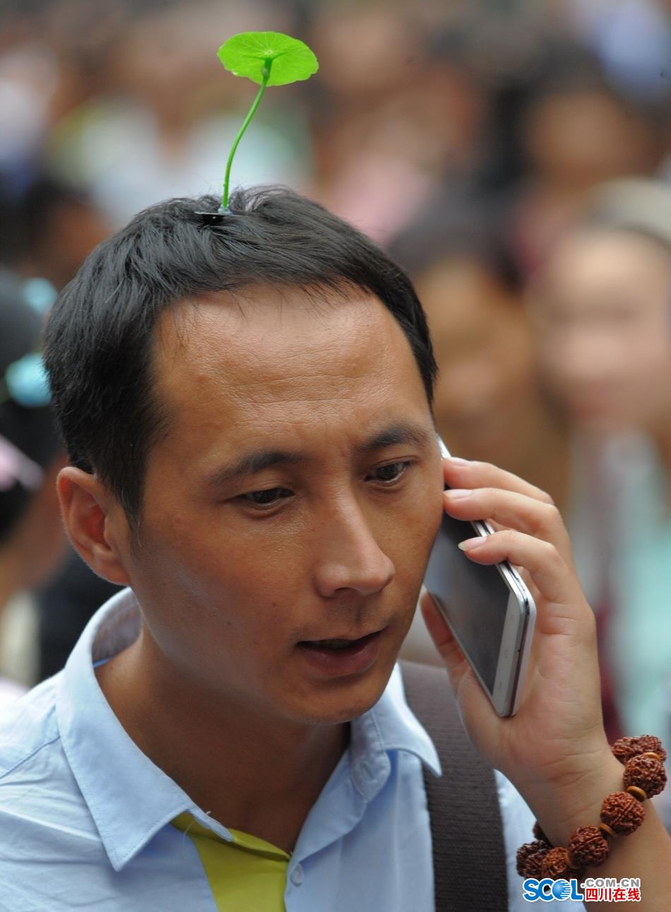 Look！Bean sprouts flowers grow on head