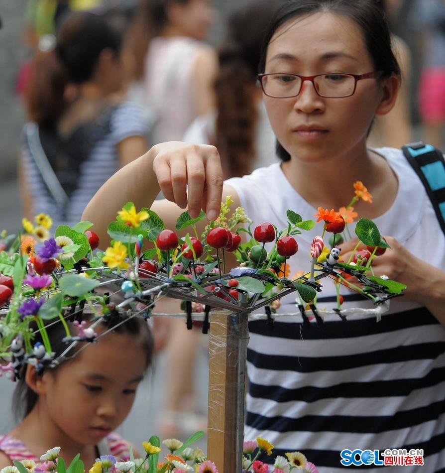 Look！Bean sprouts flowers grow on head