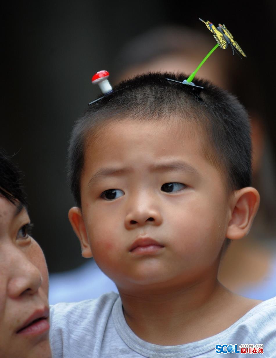 Look！Bean sprouts flowers grow on head