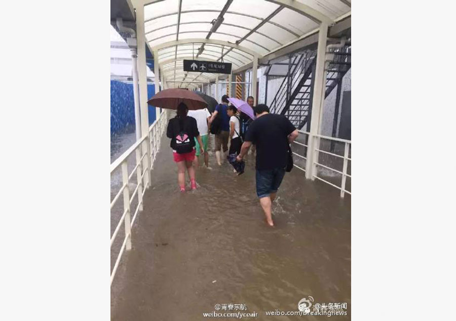 Torrential rain ahead of Typhoon Swan floods Shanghai airport