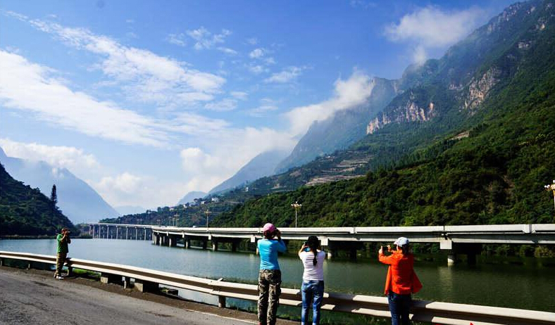 The most beautiful overwater highway becomes a tourist attraction
