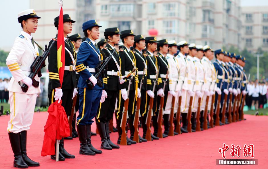 College in Chengdu holds 'Luxury' semester opening ceremony