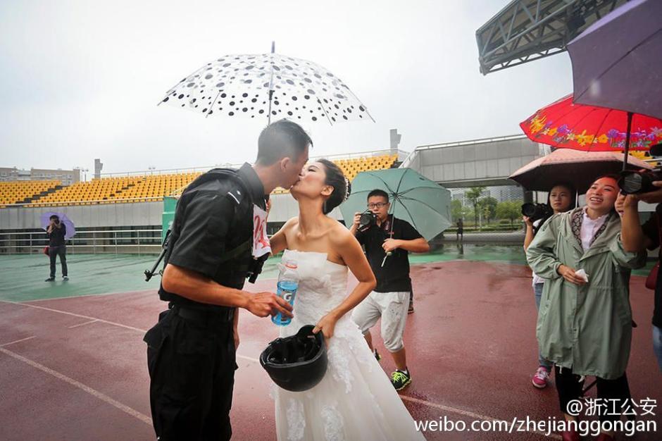 Bride supports groom to attend military skills competition
 on wedding day