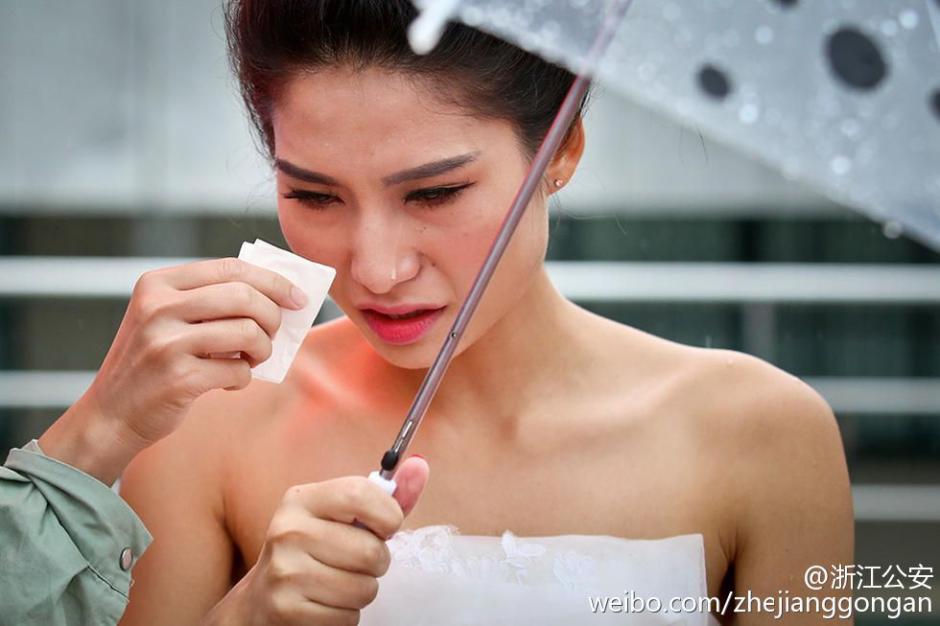 Bride supports groom to attend military skills competition
 on wedding day