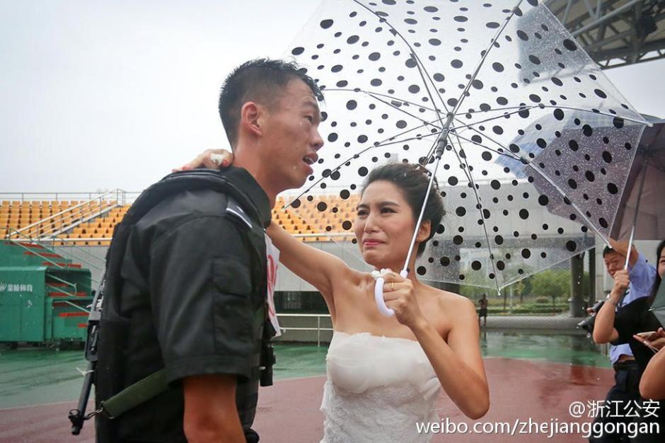 Bride supports groom to attend military skills competition
 on wedding day