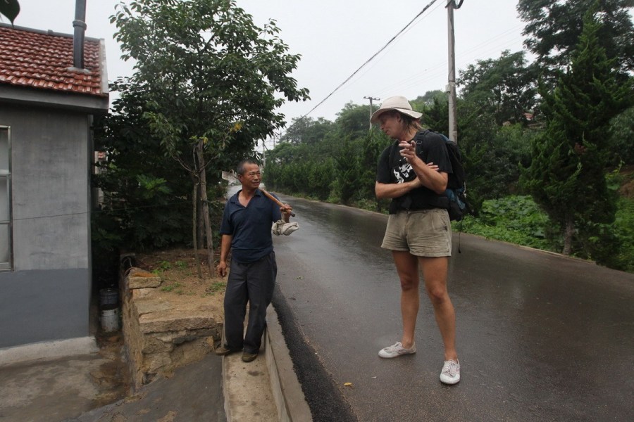 An American who goes into seclusion in E China village
