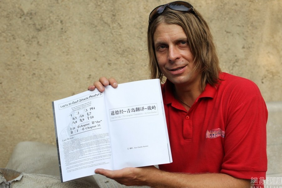 An American who goes into seclusion in E China village