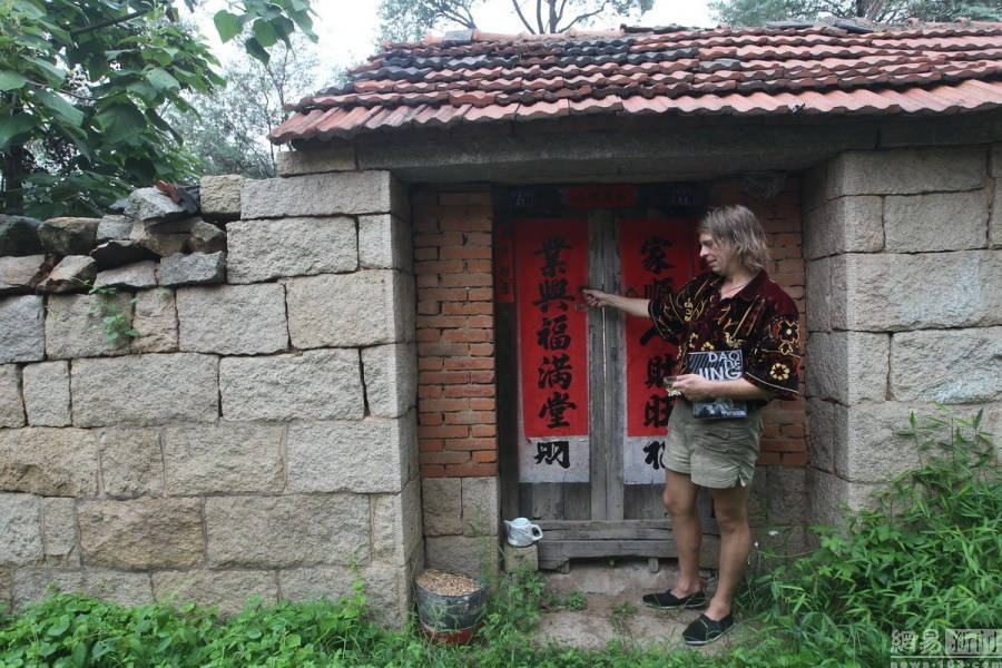 An American who goes into seclusion in E China village
