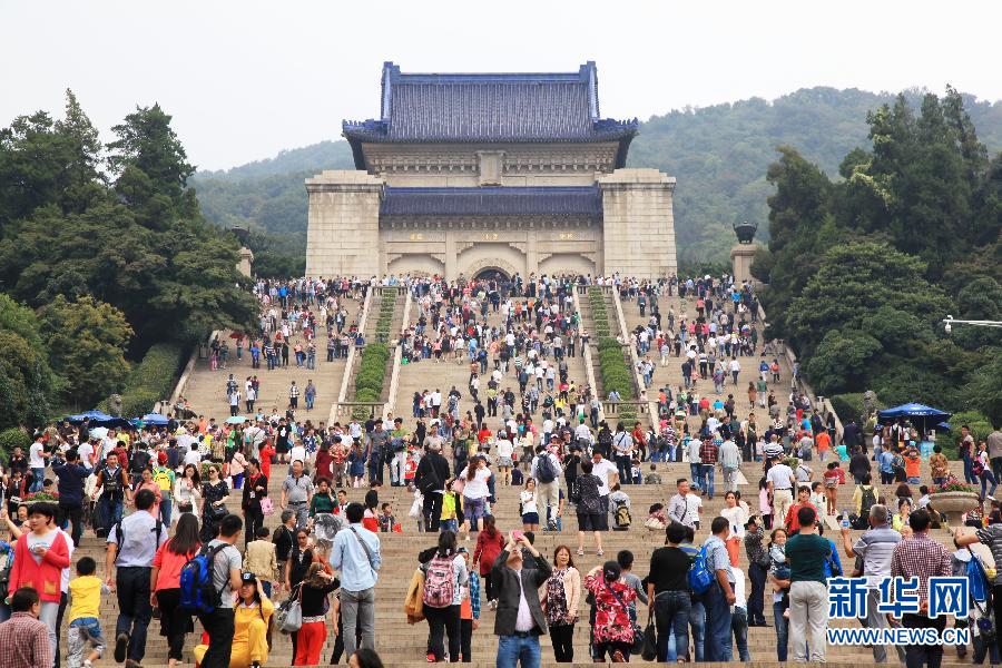 In pics: holiday crowds across China