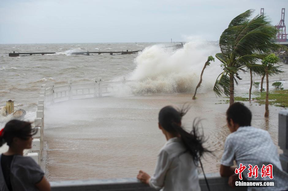 Typhoon Mujigae lands on South China