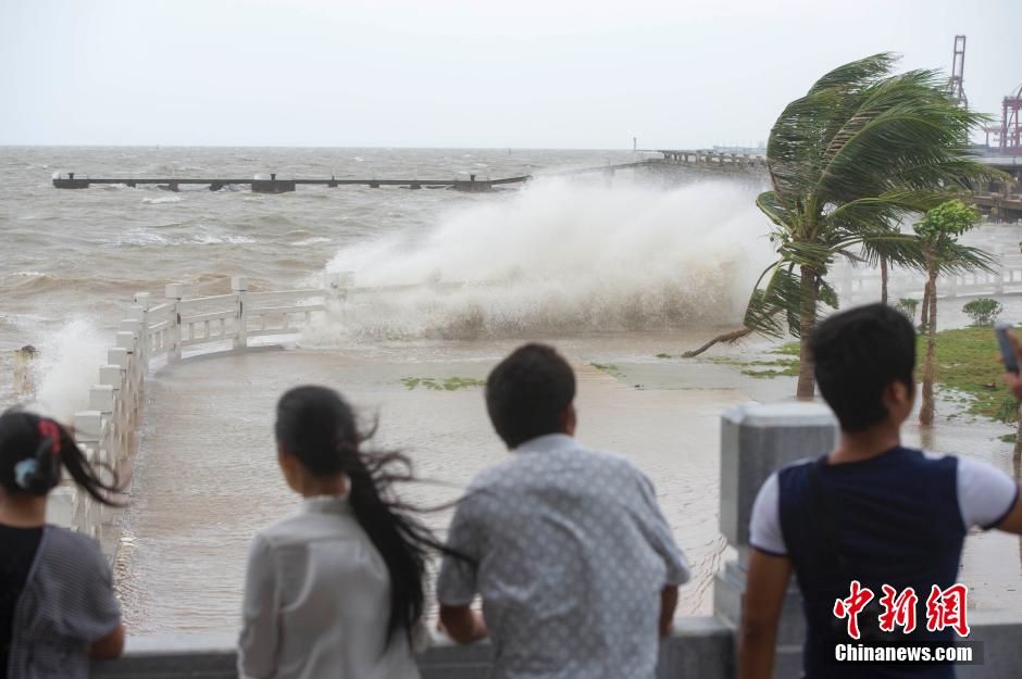 Typhoon Mujigae lands on South China