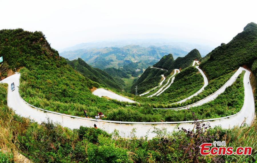 Winding mountain road adds charm to scenic spot in Chongqing