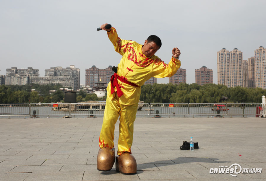 Guinness World Records holders stun audience with unique skills