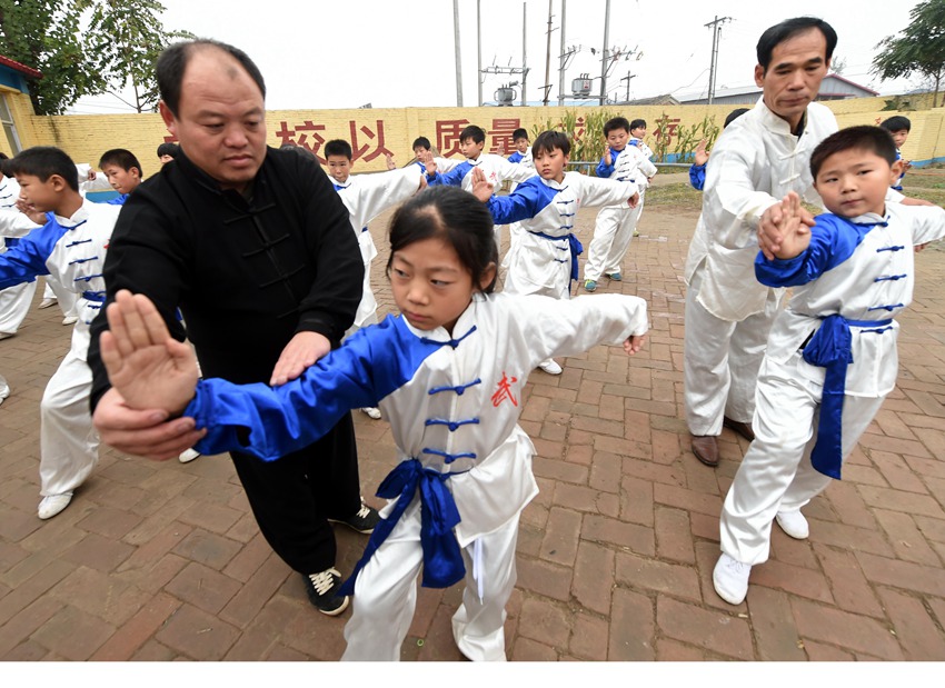 Shaolin Kung fu master teaches students for free
