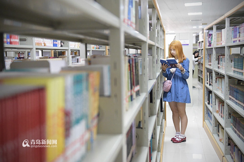 College girl makes cosplaying a high-paid job