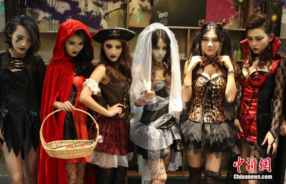 Beauties in costumes welcome Halloween in Nanjing