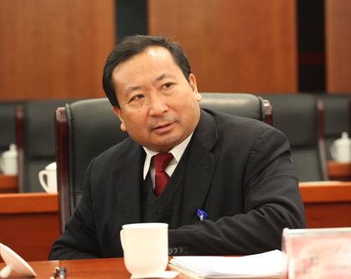 Government official attempts to be 