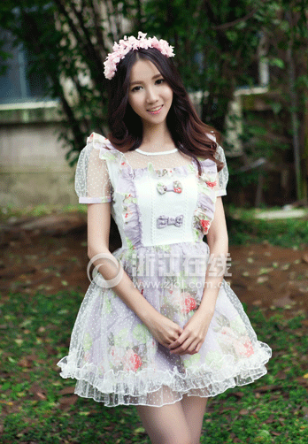 Beautiful PhD student sells fried rice on street: 
Media hype or true story?