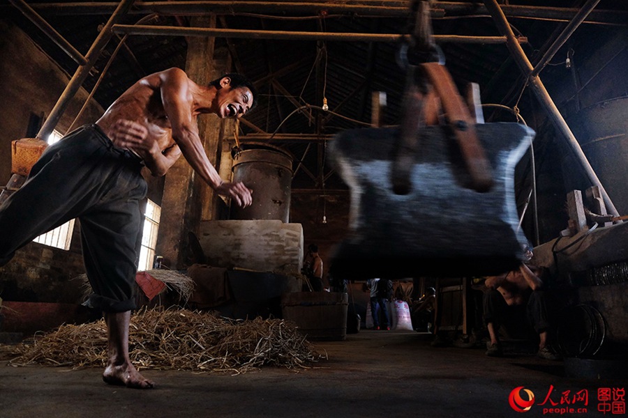 Traditional way of extracting oil in Anhui