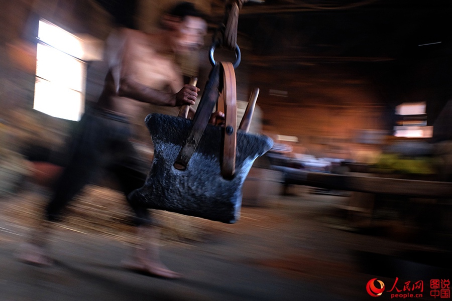 Traditional way of extracting oil in Anhui