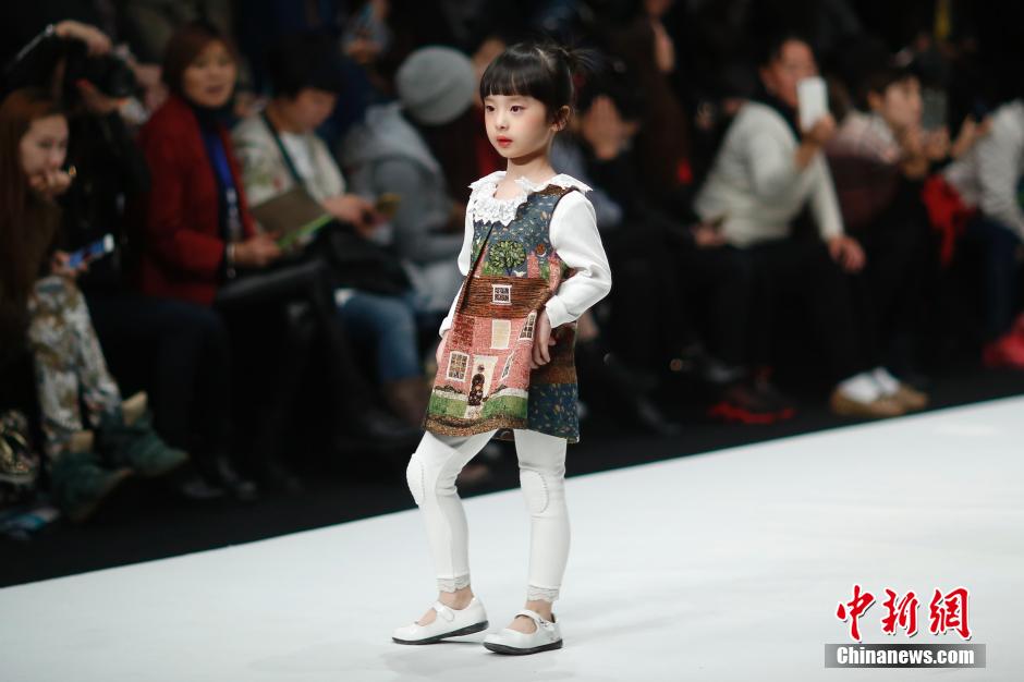 Little models in China's Fashion Week