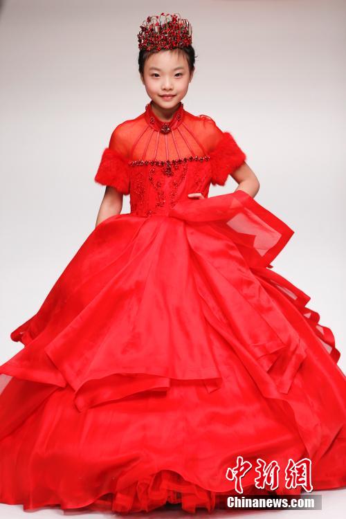 Little models in China's Fashion Week