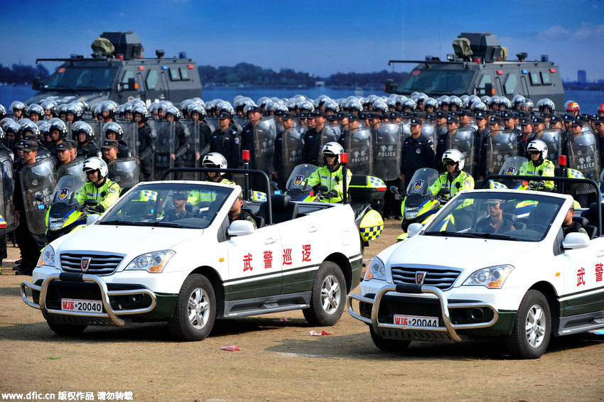 Nanjing public security forces conduct actual combat drill