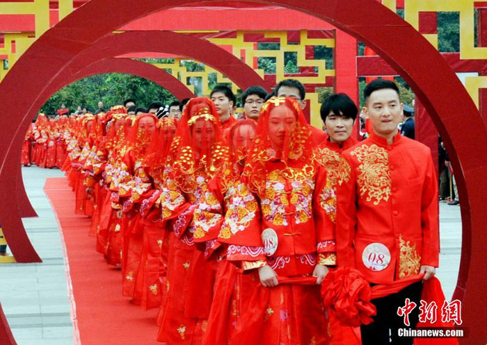 Jubilant group wedding held in Fuzhou
