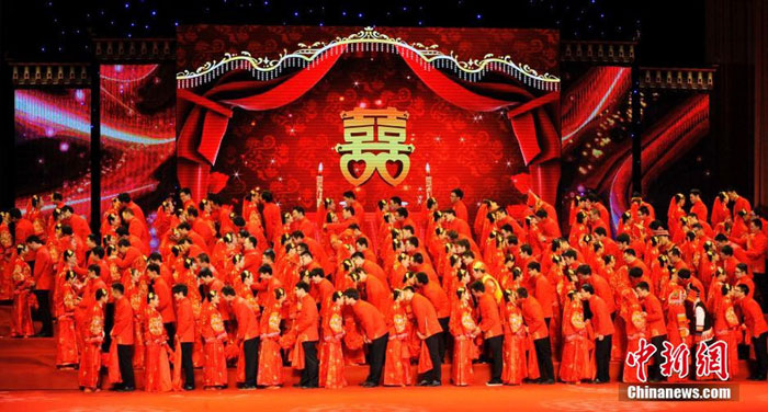 Jubilant group wedding held in Fuzhou
