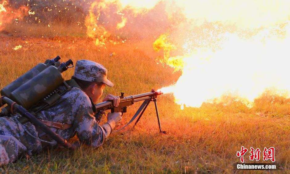 PLA mine sweeping force work at China-Vietnam boarder