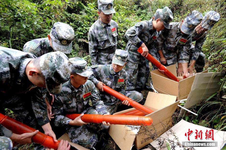 PLA mine sweeping force work at China-Vietnam boarder