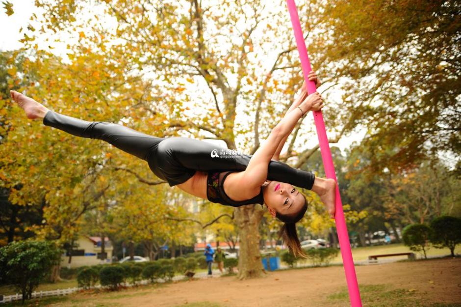 Pole dancing show in E China