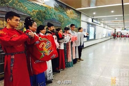 Super fan has been wearing Chinese Han clothing for 20 years 

