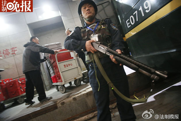 43 armored cash-in-transit vans wait in line to transport new 100-yuan banknotes