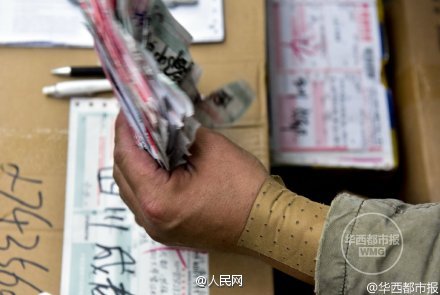 One-armed courier earns 30,000 yuan last November
