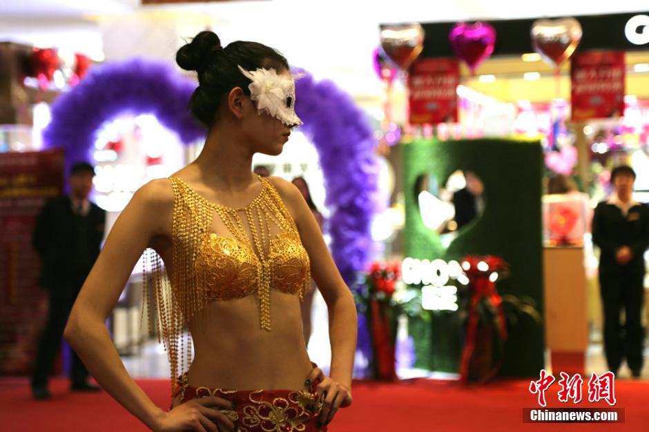 Gold lingerie show held in Guansu