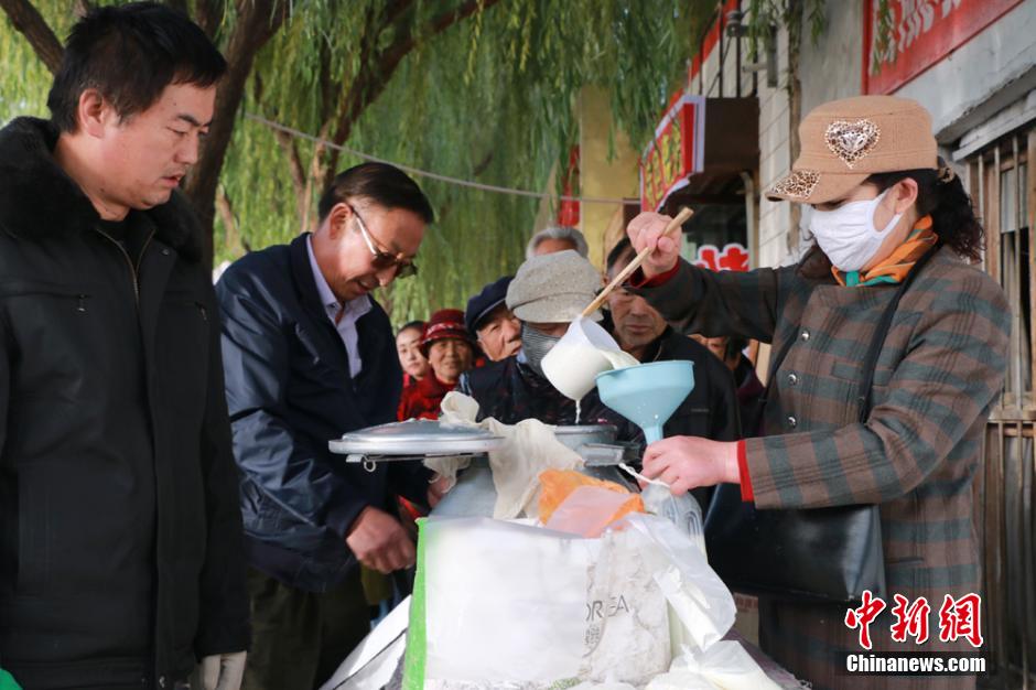 Farmers sell fresh milk directly from cows on street