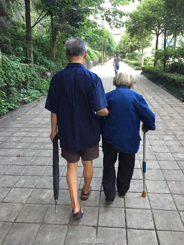 Son accompanies 87-year-old mother on a 12,775km walk home in 5 yrs
