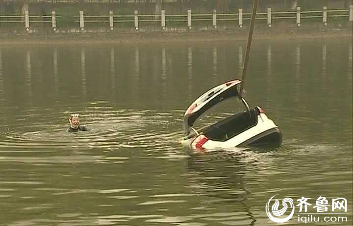 Ten winter swimmers salvage a car from river in Shandong