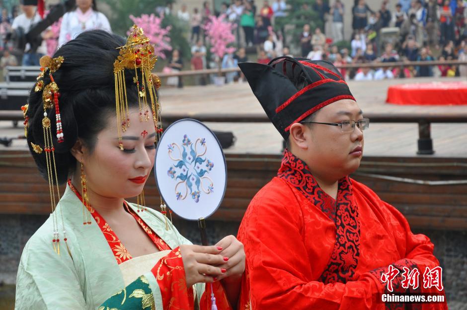 Couple has Han-style wedding ceremony in Hubei