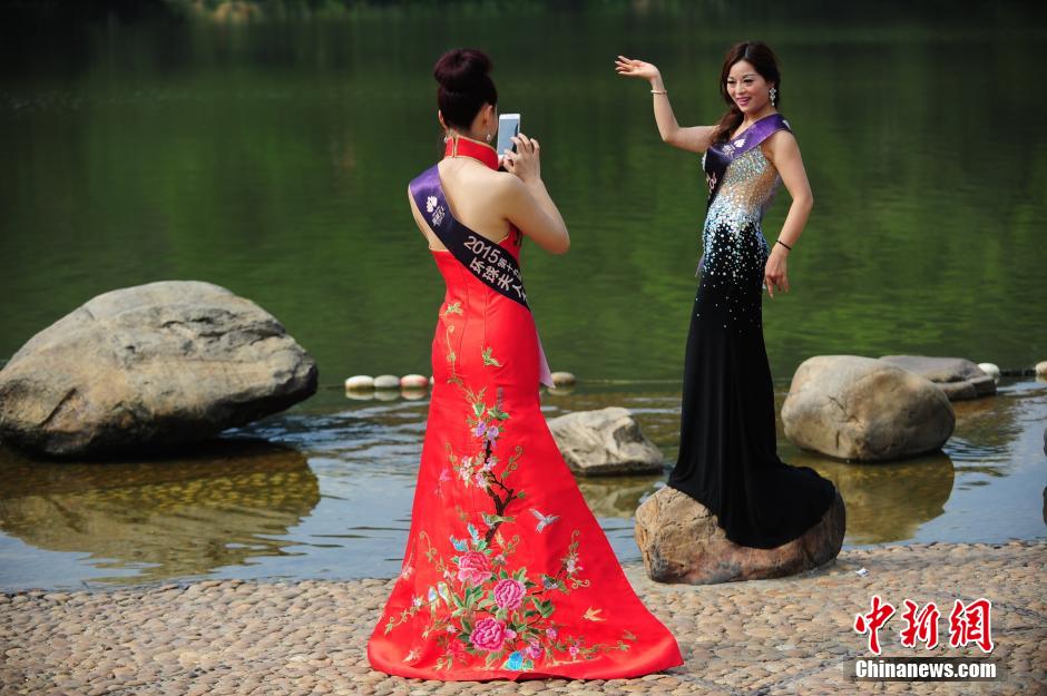 Contestants of Mrs. Globe pose for photo in Shenzhen